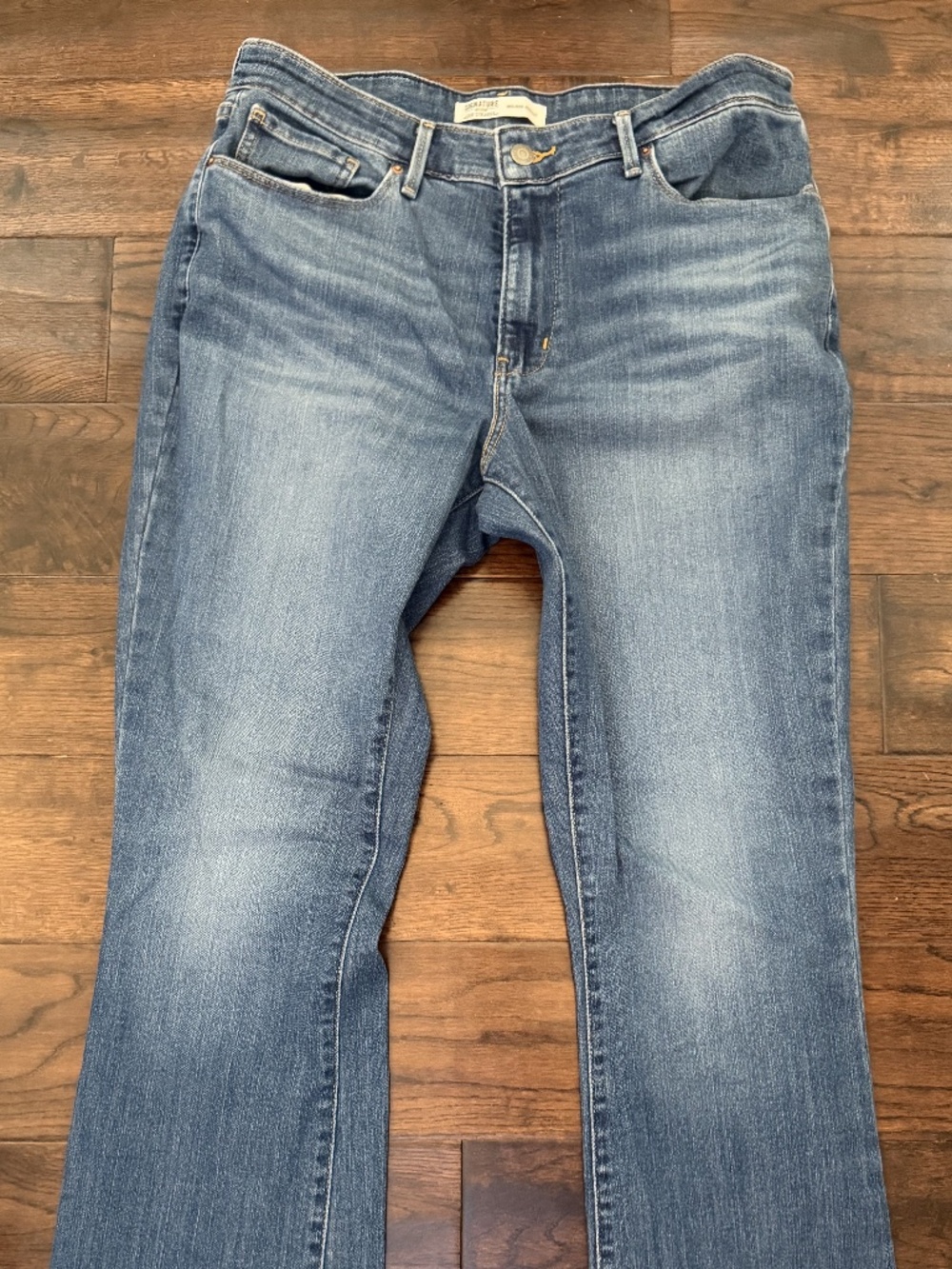 Levi’s Signature Gold Mid Rise Bootcut Jeans – Women’s Size 6 (28x30 Approx.)